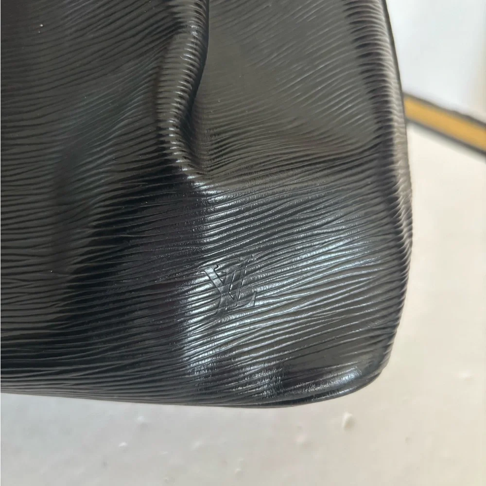Authentic Louis Vuitton Black epi leather Noe bucket bag
